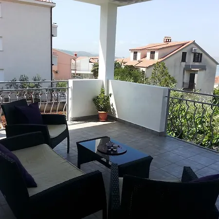 Leona Trogir